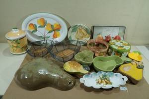 lot 197 image: Assorted Pear Themed House Dcor