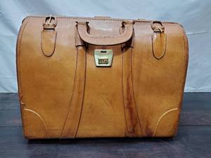 lot 101 image: Leather SuitcaseLuggage Bag
