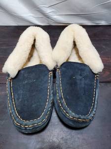 lot 106 image: Staheekum Brand Slippers - Mens Size 10