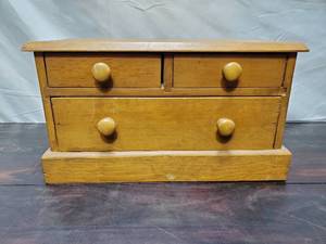 lot 123 image: Jewelry Chest