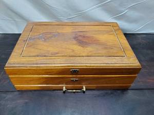 lot 124 image: Humidor Box