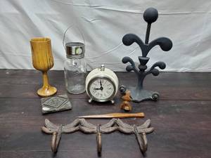 lot 139 image: Assorted Dcor