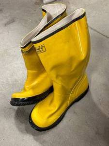lot 22 image: New Body Guard Slush Boots Size 12