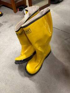 lot 23 image: New Body Guard Slush Boots Size 13