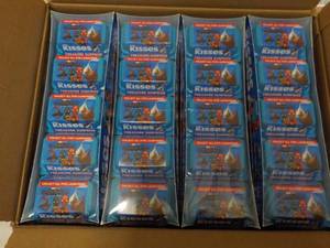 lot 226 image: 2 - 60 Ct Cases Hersheys Kisses Tr...