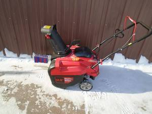 Powersmart Snow Thrower. 4 cycle. Nearly new. Tested & works. As shown. THIS ITEM HAS A RESERVE.