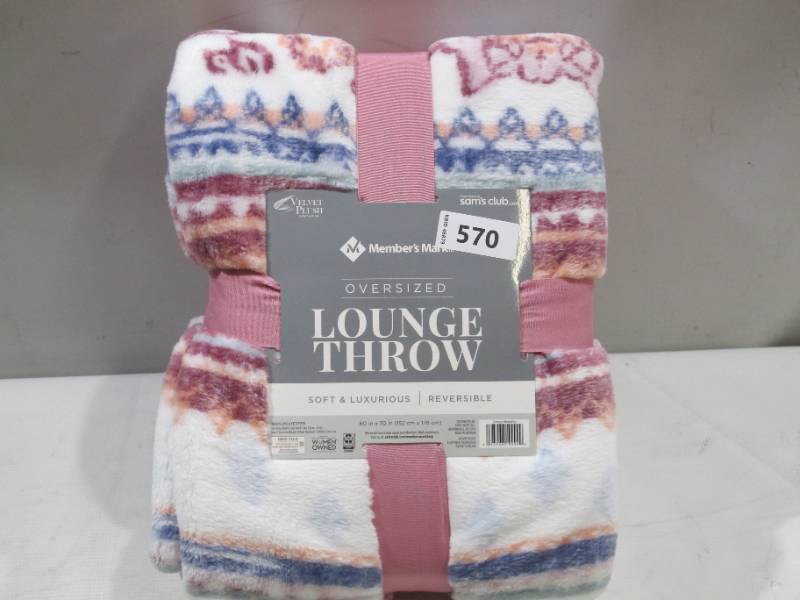 lot 104 image: Members Mark Lounge Throw, 60 x 70 - Color Soraya Medallion