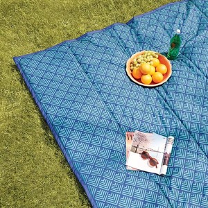 lot 185 image: NEW Members Mark Oversized 8 x 8 Outdoor Blanket - Blue Geometric