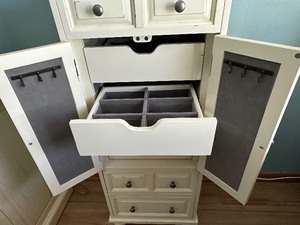 lot 9 image: Lovely Jewelry Armoire