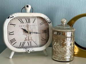 lot 29 image: Home Decor Grouping