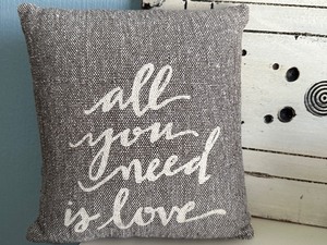 lot 26 image: Grouping of Shabby Chic Style Home Decor Items