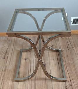 lot 40 image: Contemporary Style Glass Topped Accent Table