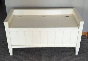 lot 43 image: White Storage Bench