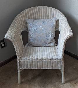 lot 44 image: White Wicker Chair