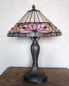 lot 51 image: Stained Glass Table Lamp