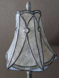 lot 58 image: Pretty Glass Shade Table Lamp