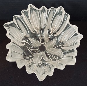 lot 96 image: Pretty Tulip Bowl and a Pair of Candle Holders