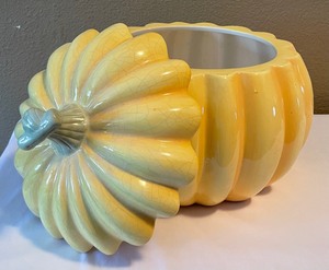 lot 138 image: Delightful Decor Grouping