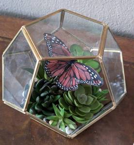 lot 85 image: Pretty Home Decor Items