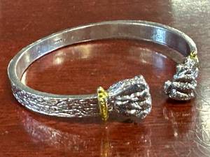 lot 38 image: Beautiful Mens �hand punching hand� Bracelet