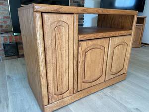 lot 60 image: Great American Oak TV  Video Stand With Storage