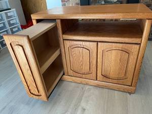 lot 64 image: Great American Oak TV  Video Stand