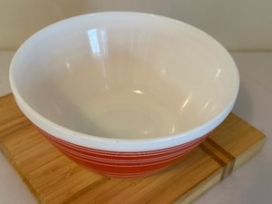 lot 117 image: Cutting Board and Vintage Charm Pyrex Mixing Bowl