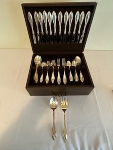 lot 119 image: Oneida Flatware Set