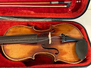 lot 5 image: Antique Violin