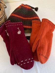 lot 102 image: Ladies Winter Gloves and Hat