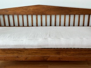 lot 1 image: Lovely Decorative Antique Wooden Settee