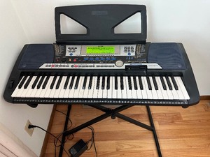 lot 48 image: Yamaha Keyboard with Stand