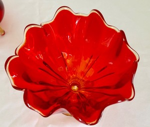 lot 9 image: Two Pieces of Retro Mid Century Glassware
