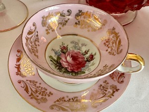 lot 38 image: Lovely Variety of Vintage Glassware