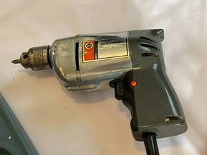 lot 163 image: Black and Decker 38th Inch Electric Drill Model 7110