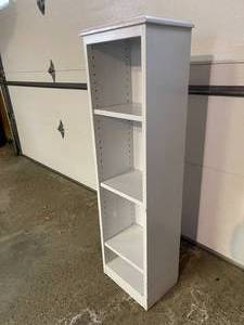 lot 281 image: White Wooden 3 Shelf Unit with Adjustable Shelves