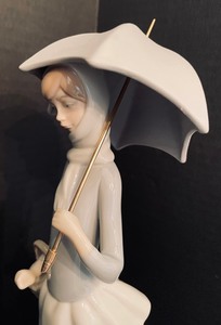 lot 5 image: Lladro Girl with Umbrella Figurine