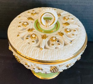 lot 6 image: Vintage Italian Covered Pedestal Dish