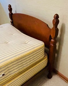 lot 19 image: Vintage Wooden Twin Bed
