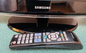 lot 50 image: Samsung 18 Inch TV with Remote