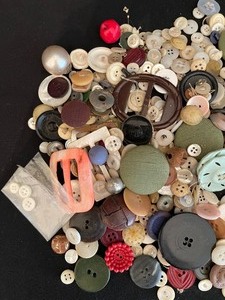 lot 48 image: Vintage Buttons