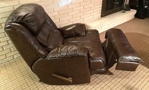 lot 18 image: Beautiful Barca Lounger Swiveling Recliner
