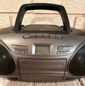 lot 100 image: Insignia CD Cassette Boombox