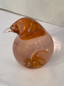 lot 78 image: Pretty Pink Art Glass Bird Figurine