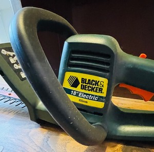 lot 110 image: Black & Decker 18 Electric Hedge Trimmer
