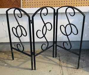 lot 35A image: Black Metal Versatile Tri-Fold Yard and Garden Fences
