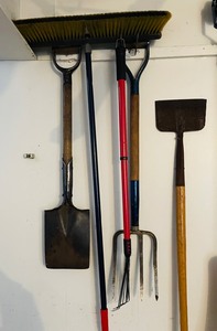 lot 105 image: Long Handled Tool Lot
