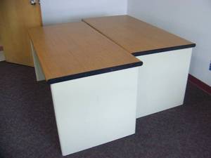 lot 10 image: Office Desks (2)