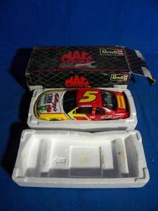 lot 71 image: Terry Labonte #5 Kelloggs Corn Flakes 1998 Monte Carlo 124 Action BW BANK