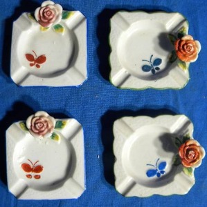 lot 161 image: Vintage Glass Rose Ash Trays